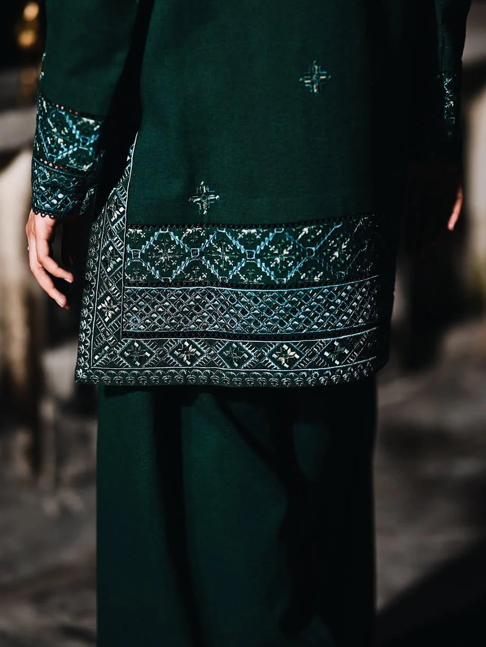 ZARNISH LAWN SET ( FARSHI SHALWAR )